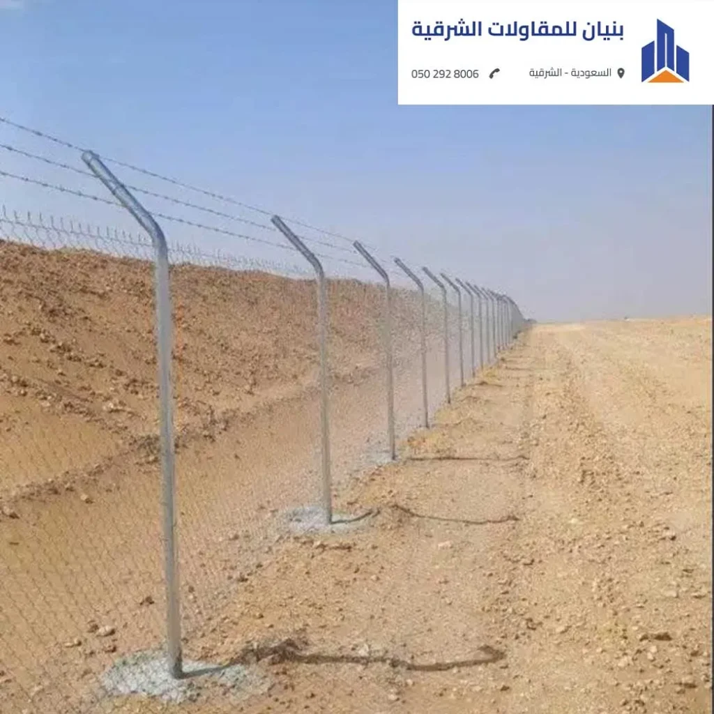 بناء سور خرساني لأرض بيضاء في الدمام.