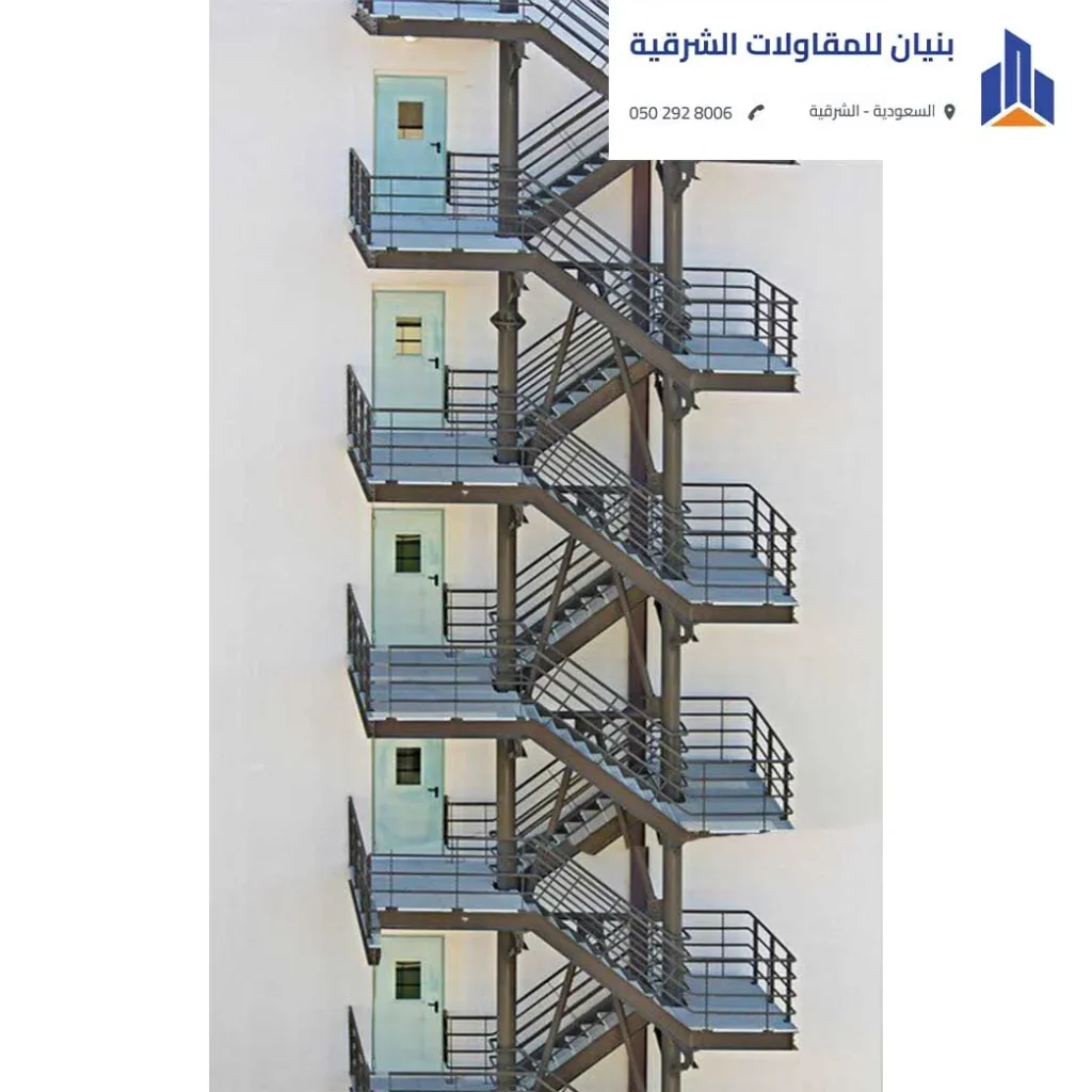 درج حديد داخلي مودرن بتصميم مفتوح ومع درابزين زجاجي.