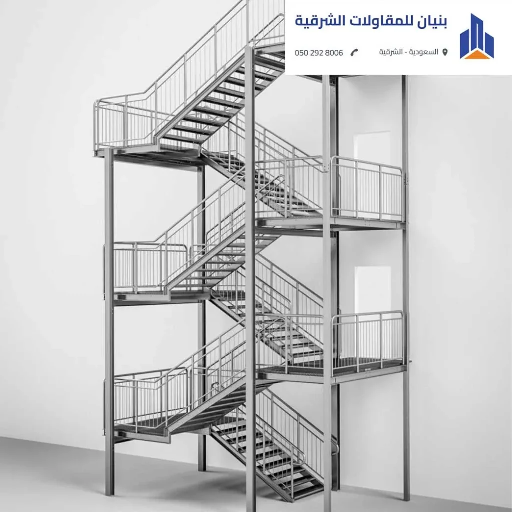 درج حديد حلزوني (لولبي) مدمج وموفر للمساحة.