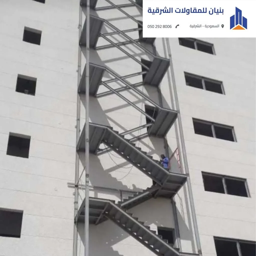 تركيب سلالم حديدية صناعية عالية التحمل في هنجر بالدمام.