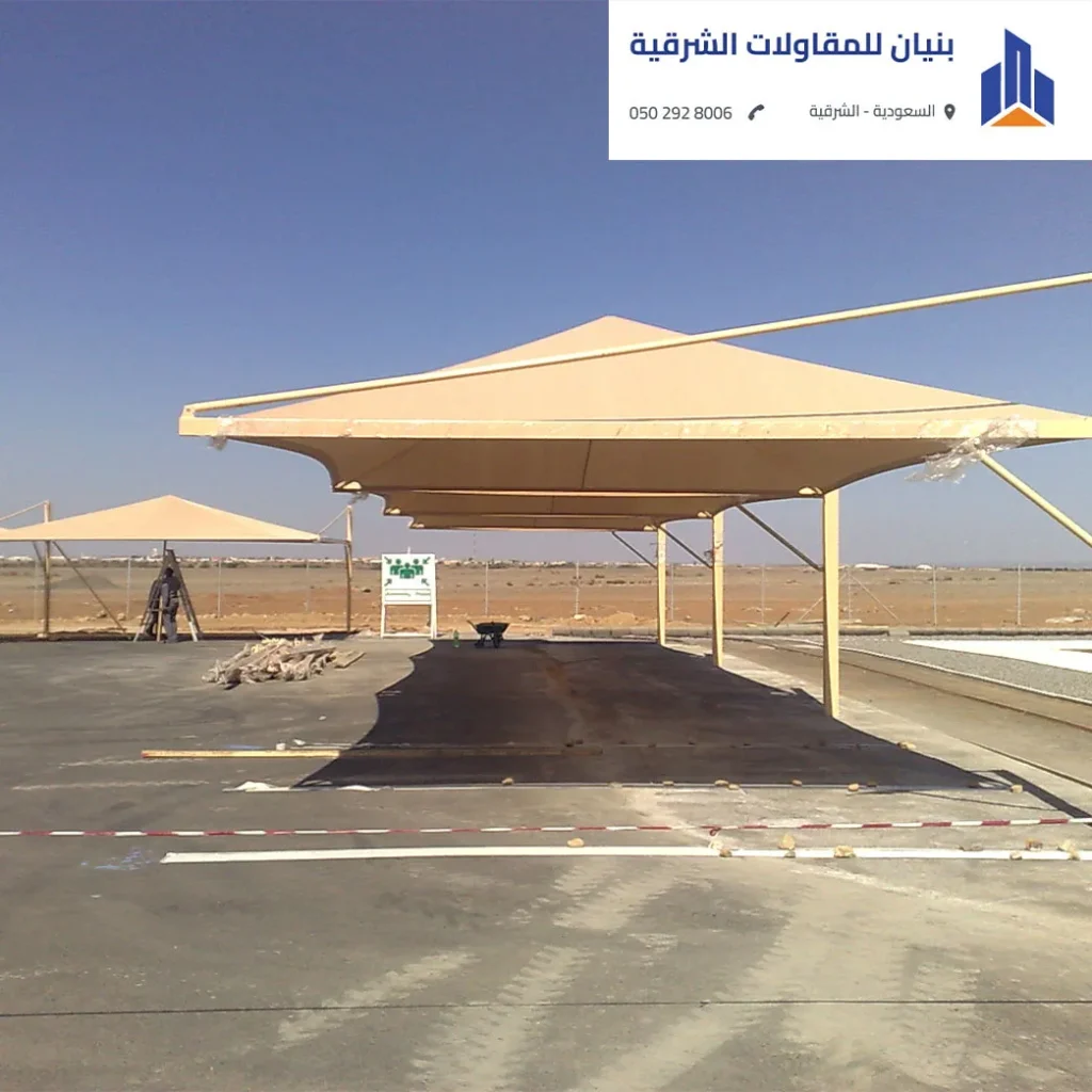 فني تركيب مظلات سيارات الدمام أثناء العمل